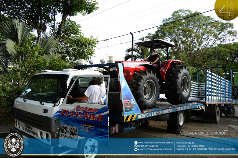 Entrega de nuevo  tractor para  CEDEAGRO